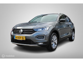 Volkswagen T-Roc 1.0 TSI Style Business, Trekhaak, Full Led, Achteruitrij camera, Android auto/Apple carplay, Parkeersensoren voor en achter, Cruise control adaptief