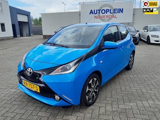 Toyota Aygo 1.0 VVT-i x-play super nette in Nederland nieuw geleverde Aygo op all-seasonsbanden!