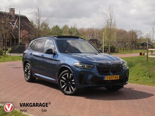 BMW iX3 Executive 80 kWh | Panoramadak | Camera | Sfeerverlichting | Apple Carplay | Cruise Control |