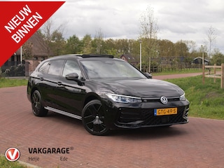 Volkswagen Passat Variant 1.5 eHybrid R-Line Edition | Panoramadak | Black-Style | Trekhaak | NL-Auto |