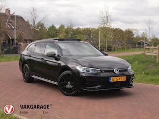 Volkswagen Passat Variant 1.5 eHybrid R-Line Edition | Panoramadak | Black-Style | Trekhaak | NL-Auto |