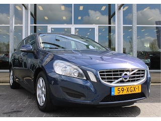 Volvo V60 T3 150PK Automaat Kinetic | ORG. NL | Cruise Control | Trekhaak | Parkeersensoren achter | Climate Control | Navigatie |