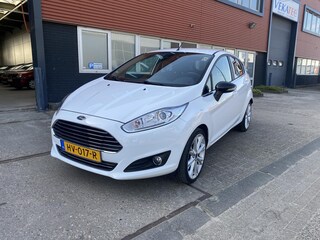 Ford Fiesta 1.0 EcoBoost Titanium 5 Deurs | Climate Controle | Cruise Controle | Navigatie | Parkeer sensoren achter | Radio/CD USB | 17 Inch Velgen| Privacy Glass | ST Achter Spoiler | Voorruit verwarming | NAP | Nederlandse auto |