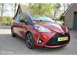 Toyota Yaris 1.5 Hybrid Design Red
