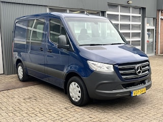 Mercedes-Benz Sprinter 211 2.2 CDI L1H1 DC Rolstoelplaats Invalidevervoer Airco Cruise controle Lift Airco Cruise controle 4-Persoons + 1-rolstoelplek Gordels Telefoonverbinding Apple carplay Euro 6