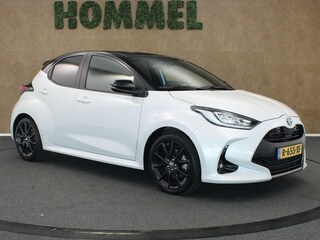 Toyota Yaris 1.5 Hybrid Bi-Tone - 100% ONDERHOUDEN! - NAVIGATIE - STOELVERWARMING - KEYLESS ENTRY & START - 17INCH ZWARTE LICHTMETALEN VELGEN - APPLE CARPLAY/ANDROID AUTO