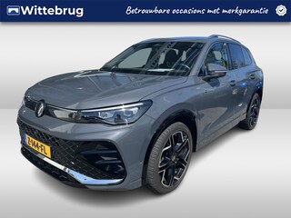 Volkswagen Tiguan 1.5 eTSI R-Line Business DSG Automaat Trekhaak wegklapbaar / Navigatie / R-line / Head-updisplay / App-Connect / 20"LM velgen
