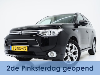 Mitsubishi Outlander 2.0 PHEV Instyle | Schuifdak | Trekhaak | Leder | Keyless | Camera | Stoelverwarming | Cruise
