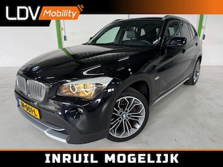 BMW X1 XDRIVE28I EXECUTIVE / 6-cilinder / Camera / Afneembare trekhaak / 18 inch / Automaat / Boekjes en documenten aanwezig.