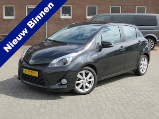 Toyota Yaris 1.5 Full Hybrid Dynamic Automaat * Rijklaarprijs incl. garantie * Cruise control * Camera * Half Leder * Stoelverwarming * Lichtmetalen velgen *