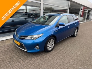 Toyota Auris Touring Sports 1.8 Hybrid Aspiration | 2e eigenaar | Automaat | Trekhaak | Airco | Navigatie | Cruise control | Achteruitrijcamera | APK tot 01-03-2027 | NAP |