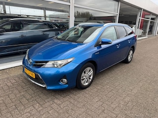 Toyota Auris Touring Sports 1.8 Hybrid Aspiration | 2e eigenaar | Automaat | Trekhaak | Airco | Navigatie | Cruise control | Achteruitrijcamera | APK tot 01-03-2027 | NAP |