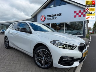 BMW 118i High Executive. RIJKLAARPRIJS! TREKHAAK/AUTOMAAT/SPORTSTOELEN