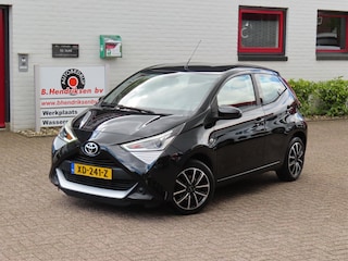 Toyota Aygo 1.0 VVT-i 72pk 5D x-play/ Groot media scherm/ Parkeercamera achter/ Airco/ Origineel NL/ NAP