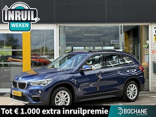 BMW X1 sDrive20i High Executive | NAP | Trekhaak | Cruise adaptief | Stoelverwarming | LED | Achteruitrijcamera | Climate Control | Heads-up display | Elektrisch glazen panorama-dak |
