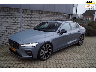Volvo S60 2.0 B4 Plus Dark Autom Panodak Luxe Leder Sportst Stoel/Stuur A Bankverw Navi Camera Adaptieve Cruise 2xPDC LMV 20 ENZ.