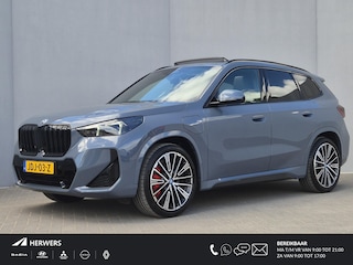 BMW X1 xDrive30e 326 PK M-SPORT / Fabrieksgarantie tot 03-2028 / Glazen schuif- en kanteldak / Head Up Display / Elektrisch trekhaak / Trekgewicht 1800 kg / Harman Kardon Audio Systeem / Elektrische achterklep / Rondomzicht camera / Stuur- & Stoel verwarming / Adaptief cruise control /