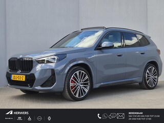 BMW X1 xDrive30e 326 PK M-SPORT / Fabrieksgarantie tot 03-2028 / Glazen schuif- en kanteldak / Head Up Display / Elektrisch trekhaak / Trekgewicht 1800 kg / Harman Kardon Audio Systeem / Elektrische achterklep / Rondomzicht camera / Stuur- & Stoel verwarming / Adaptief cruise control /