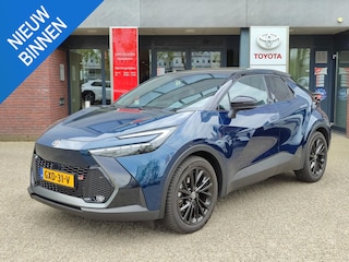 Toyota C-HR 2.0 Plug-in Hybrid 220 GR SPORT PLUS TREKHAAK PANODAK HEAD-UP 360° CAMERA 18'' LM-VELGEN 4S-BANDEN EL-STOEL/ACHTERKLEP STOEL/STUURVERW NL-AUTO 1E-EIG