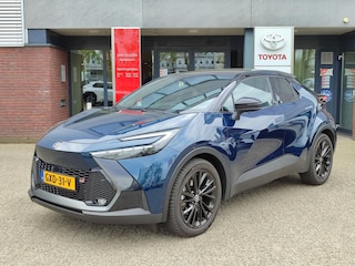 Toyota C-HR 2.0 Plug-in Hybrid 220 GR SPORT PLUS TREKHAAK PANODAK HEAD-UP 360° CAMERA 18'' LM-VELGEN 4S-BANDEN EL-STOEL/ACHTERKLEP STOEL/STUURVERW NL-AUTO 1E-EIG