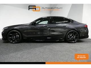 BMW 530e M Sport Edition / M5 Look / M Sport Bodykit / Panoramadak / Stoelkoeling & -verwarming / Iconic Glow / Harman Kardon / Elektr. verstelbare voorstoelen (links memory) / HUD / Rondomzichtcamera / Apple Carplay - Android Auto / Achterbank verwarming / Dodehoekdetectie / 21'' LMV / Achteruitrijcamera / Shadow Line