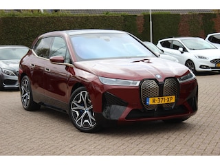 BMW iX xDrive40 High Executive 77 kWh / Trekhaak / Panoramadak / 360Camera / Head-up / Leder / Softclose / Harman Kardon / 21'' / Keyless / Stoelventilatie+Verwarming / Stuurverwarming / Dodehoek / DAB / ACC