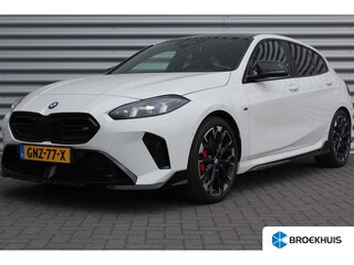 BMW M135 xDRIVE 300PK AUTOMAAT / NAVI / LEDER / CLIMA / LED / PDC / HUD / 19" LMV / CAMERA / KEYLESS / PARELMOER / UNIEK / ORG. NL !!