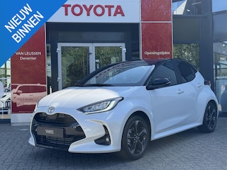 Toyota Yaris 1.5 Hybrid 130 Executive PREMIUM BI-TONE MET € 2.900,- INRUILKORTING DIRECT UIT VOORRAAD LEVERBAAR!!!