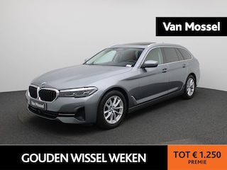 BMW 5-serie Touring 520d Aut. (140 kW) AUTOMAAT | PANORAMADAK | HARMAN KARDON | ADAPTIEVE CRUISE | LEDER | HEAD-UP | ELEKTRISCHE STOELEN | MEMORY | SFEERVERLICHTING | VIRTUEEL | STOELVERWARMING | ELEKTRISCHE KOFFERKLEP | APPLE CARPLAY | CAMERA | CLIMA | 12 MAANDEN BOVAG GARANTIE |