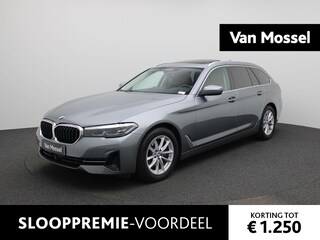 BMW 5-serie Touring 520d Aut. (140 kW) AUTOMAAT | PANORAMADAK | HARMAN KARDON | ADAPTIEVE CRUISE | LEDER | HEAD-UP | ELEKTRISCHE STOELEN | MEMORY | SFEERVERLICHTING | VIRTUEEL | STOELVERWARMING | ELEKTRISCHE KOFFERKLEP | APPLE CARPLAY | CAMERA | CLIMA | 12 MAANDEN BOVAG GARANTIE |