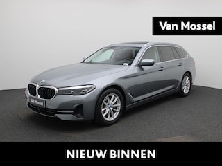 BMW 5-serie Touring 520d Aut. (140 kW) AUTOMAAT | PANORAMADAK | HARMAN KARDON | ADAPTIEVE CRUISE | LEDER | HEAD-UP | ELEKTRISCHE STOELEN | MEMORY | SFEERVERLICHTING | VIRTUEEL | STOELVERWARMING | ELEKTRISCHE KOFFERKLEP | APPLE CARPLAY | CAMERA | CLIMA | 12 MAANDEN BOVAG GARANTIE |