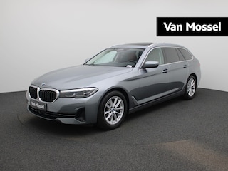 BMW 5-serie Touring 520d Aut. (140 kW) AUTOMAAT | PANORAMADAK | HARMAN KARDON | ADAPTIEVE CRUISE | LEDER | HEAD-UP | ELEKTRISCHE STOELEN | MEMORY | SFEERVERLICHTING | VIRTUEEL | STOELVERWARMING | ELEKTRISCHE KOFFERKLEP | APPLE CARPLAY | CAMERA | CLIMA | 12 MAANDEN BOVAG GARANTIE |