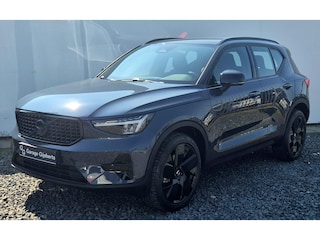 Volvo XC40 2.0 B3 Plus Black Edition MY 2026 -  20” Wielen -  Adaptive Cruise Control -Harman Kardon Audio -  Climate - R7C0 Interieur – Camera achter - PDC voor en achter - Power seats links met memory - Two Tone