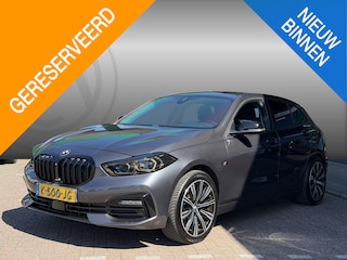 BMW 118i Executive Edition AUTOMAAT | NAVIAGTIE | APPLE CARPLAY | VIRTUAL DISPLAY  | STOELVERWARMING | PARKEER SENOREN | FULL LED | GETINT RUIT