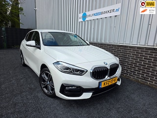 BMW 118i High Executive / Camera / stuur en stoel verw. / Carplay