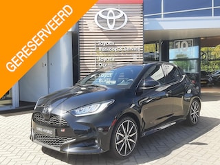 Toyota Yaris 1.5 Hybrid 130 GR SPORT NIEUW DIRECT LEVERBAAR! PANODAK JBL-AUDIO 18'' LM-VELGEN CLIMA STOEL/STUURVERW BLIND SPOT NAVI CAMERA PARK-SENSOREN