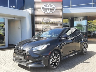 Toyota Yaris 1.5 Hybrid 130 GR SPORT NIEUW DIRECT LEVERBAAR! PANODAK JBL-AUDIO 18'' LM-VELGEN CLIMA STOEL/STUURVERW BLIND SPOT NAVI CAMERA PARK-SENSOREN