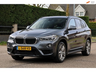 BMW X1 SDrive18i High Executive | PANO | NAVI | CLIMA | CRUISE | LEDER | TREKHAAK | ZEER MOOIE GOED ONDERHOUDEN AUTO |