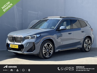 BMW X1 xDrive30e 326 PK M-SPORT / Fabrieksgarantie tot 05-2028 / Glazen schuif- en kanteldak / Head Up Display / Elektrisch trekhaak / Trekgewicht 1800 kg / Elektrische achterklep / Rondomzicht camera / Stuur- & Stoel verwarming / Adaptief cruise control /