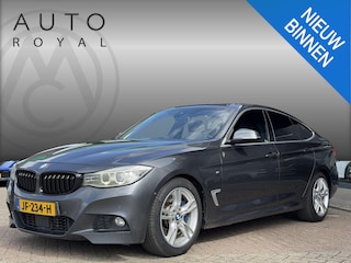 BMW 3-serie GT 328i M Sport PANORAMADAK | HARMAN/KARDON | DODEHOEK DETECTIE| ACHTERUIT RIJ CAMERA | SPORT STOELEN|KEYLESS ENTRY/GO | NAVIGATIE |BI-XENON KOPLAMPEN | STOEL VERWARMING |