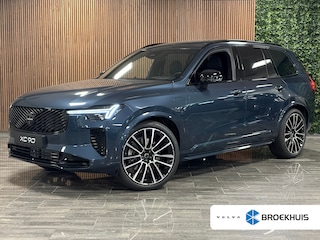 Volvo XC90 T8 AWD Recharge Ultra Black Edition Executive | Vol! | Bowers & Wilkins | Luchtvering | Gelamineerde/geluidwerende ramen | Stoelventilatie | 360 Camera | Head-Up Display | Stoelmassage | 455pk | Adaptieve Cruise Control | Stoelverwarming voor+achter | Stuurwielverwarming | Schuifdak | 22 Inch | Full LED  Meesturende koplampen | Pilot Assist | BLIS Dode Hoek Detectie | Alcantara hemelbekleding Offblack | Lederen handgrepen en zonnekleppen | Elektrische voorstoelen geheugen | Nappa Lederen bekleding | Zitting verlenging voorstoelen | Lederen Dashboard | Google Infotainment | Keyless Drive | Parkeersensoren voor+achter | Privacy Glass | Elektrisch bedienbare achterklep | Geïntegreerde zongordijnen achterportieren | Geïntegreerd kinderzitje achterin | Verlichte instaplijsten | 7-Persoons | 4-Zone Climate Control | DAB Radio | Apple Carplay/Android Auto | Alarm Klasse III | Draadloos telefoon opladen | Volvo On Call met mobiele App functie | Denim Blue Metallic |