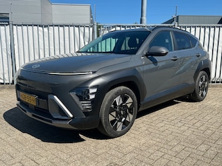 Hyundai Kona 1.6 GDI 141pk HEV Comfort Smart | Camera | Draadloos carplay | Climate control | Adaptive cruise control | Dodehoekdetectie | Elektrische achterklep | Full Led koplampen | 18'' velgen | Stuurverwarming | Stoelverwarming