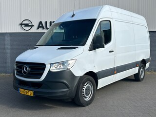 Mercedes-Benz Sprinter 314 2.2 CDI 143pk AUT-7 L2H2 EURO VI-D NAVI Camera ECC Keyless Bluetooth Navigatie-pakket Elektr.Spiegels+Verwarmd BlindSpot-Assist Regensensor Bordherkenning Trekhaak 3.500kg Trekvermogen Betonplex Wandbetimmerd