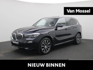 BMW X5 xDrive45e High Executive | Elektr. bed. achterklep | Climate Control / ECC | Open dak schuif/kantel | Licht metalen velgen 20 inch | Trekhaak inklapbaar | Cruise control Adaptive | Navigatie | Lederen bekleding | Elektrisch verst. stoelen | Stoelverwarming | LED koplampen | Park Distance Control voor en achter | Achteruitrijcamera | Dakrailing |