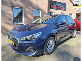 Hyundai i30 1.0 T-GDI Comfort. Zeer netjes en luxe o.a: Navi, carplay, cruise, camera, etc. Prijs rijklaar inclusief garantie.