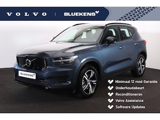 Volvo XC40 T2 R-Design - Adaptive Cruise Control met Pilot Assist - Verwarmbare voorstoelen en stuurwiel - Trekhaak semi elektrisch inklapbaar - Apple® CarPlay - Android Auto - Draadloos telefoon opladen - Keyless - Elektrisch bedienbare achterklep - All season banden - Parkeersensoren voor & achter - Parkeercamera achter - Half leder & alcantara bekleding - 18' LMV