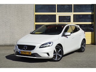 Volvo V40 1.5 T3 153PK Automaat! R-Design Polar+ Sport BJ2019 Lmv 17" | Led V+A | Pdc | Keyless entry | Panoramadak | Trekhaak | Achteruitrijcamera | Navi | Climate control | Cruise control | Verwarmde voorstoelen | Zwarte hemel | Harman/Kardon Audio