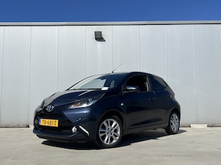 Toyota Aygo 1.0 VVT-i x-joy | All Weather banden | airco automatisch