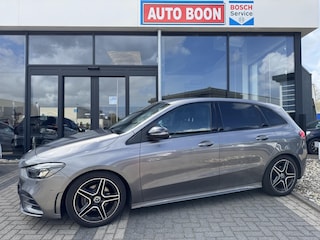 Mercedes-Benz B-klasse 180 136PK AMG NIGHT EDITON AUTOMAAT APPCARP./P-CAM /NAVI/WIDESCREEN/LED/CLIMA/2XPDC/S&S/18''AMG/TREKHAAK - 1 EIG./NL AUTO/KM=NAP