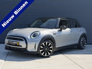 Mini Cooper 1.5 136 PK Camden Plus Edition Automaat / Camera / Navigatie